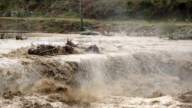 ببینید | طغیان رودخانهها در پی بارش باران در شهرستان ملکشاهی استان ایلام