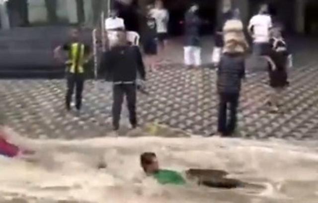 ببینید | شادی زاید الوصف مردم جده از بارش باران