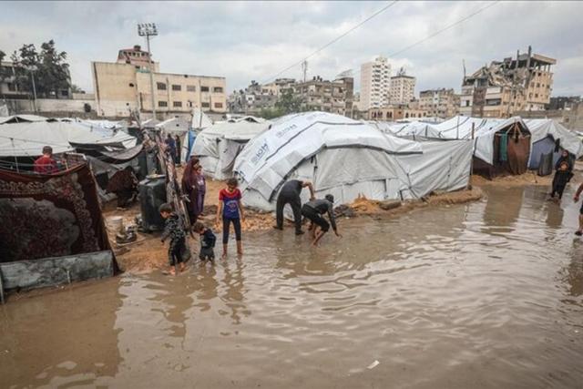 سازمان ملل: طوفان «بایرون» چادرهای آوارگان غزه را به زیر آب برد