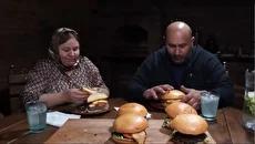 پخت ساندویچ همبرگر به روش روستایی در داغستان روسیه (فیلم)