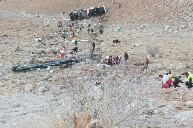 زنده پیدا شدن راننده اتوبوس واژگون شده تهران به یاسوج دقایقی پیش