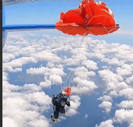 لحظه گیر کردن چتر نجات یک چترباز استرالیایی به بال هواپیما