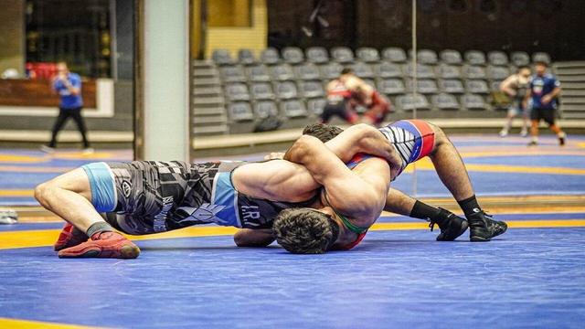 ببینید | درگیری لفظی دو گشتیگیر در پایان و پرتاب بطری