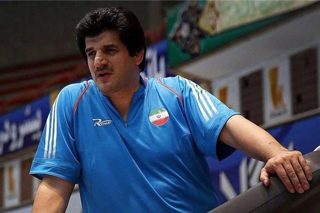 ببینید | تشویق یکپارچه رسول خادم پیش از شروع فینال لیگ کشتی آزاد