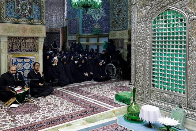 «زیر سایهٔ چادر مادر» روایتی از غبارروبی ضریح مطهر