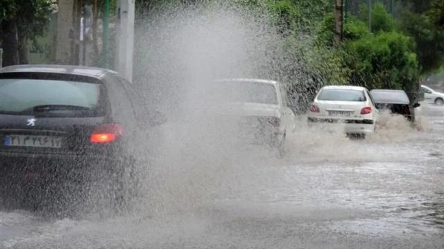 بارش شدید باران و آبگرفتگی معابر در رودسر