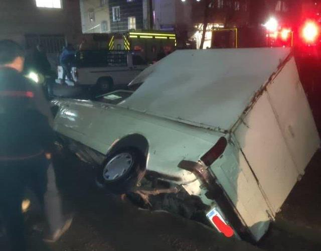 نشست زمین در شهرک ولیعصر؛ سه خودرو در زمین فرو رفت