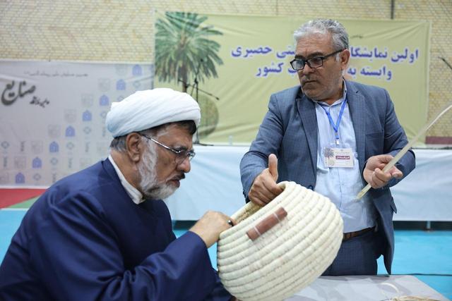 بازدید مهمانان ریحانه النبی از اولین نمایشگاه صنایع دستی حصیری وابسته به نخل جنوب کشور