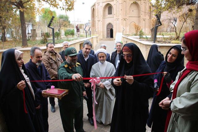 برپایی نمایشگاه توانمندی‌های بانوان هنرمند قم در مقابر گنبد سبز