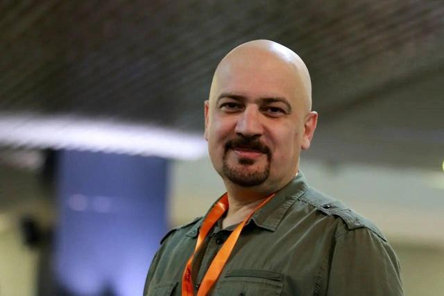 حال مهرداد اسکویی خوب است/ عمل موفقیت‌آمیز مستندساز ایرانی 