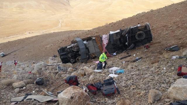 افزایش تعداد جانباختگان حادثه واژگونی اتوبوس تهران–یاسوج به چهار نفر