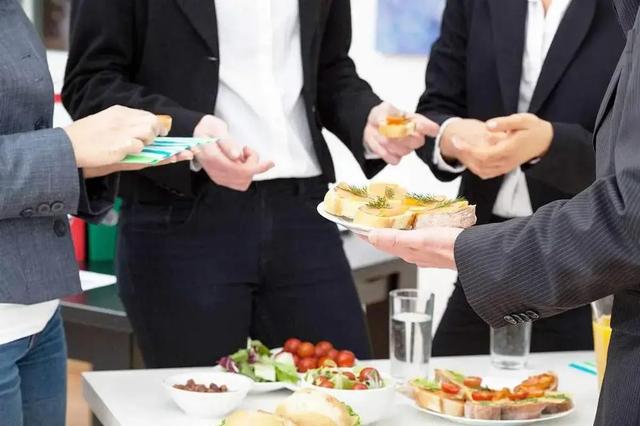 «سرو میوه، شیرینی، شام و ناهار» در همایشها و جلسات اداری ممنوع شد