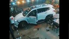 لحظه حمله با خودروی شاسی بلند به یک رستوران در ویتنام (فیلم)