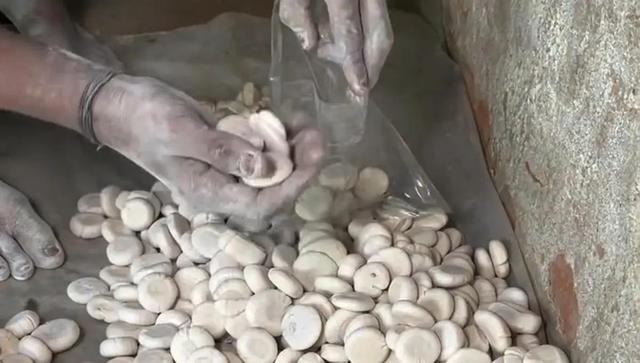 تولید عجیب آبنبات؛ کارگاهی با شرایط «غیربهداشتی و باورنکردنی» (فیلم)