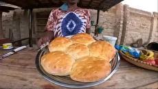 پخت خوراک لوبیا و نان سنتی روی بشکه (فیلم)