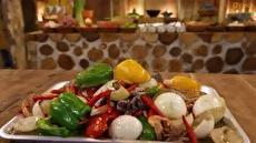 طرز تهیه کباب اردک شکم‌پر با خرچنگ و صدف در سنگاپور (فیلم)