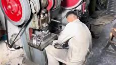 مراحل ساخت اجاق گاز دو شعله در یک کارگاه پاکستانی (فیلم)