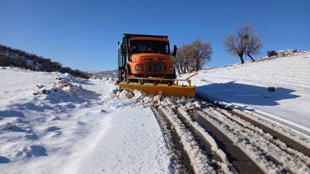 اجرای ۵۰ کیلومتر عملیات برفروبی و ریزشبرداری در محورهای خوزستان