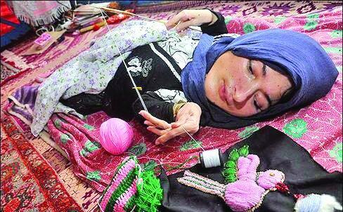 دنیایی که فریبا بافت | درباره دختر ٧٠ سانتی‌متری معلول و کارآفرینی که با آموزش بافتنی هم خودش به درآمد رسید و هم باعث اشتغال ده‌ها نفر دیگر شد