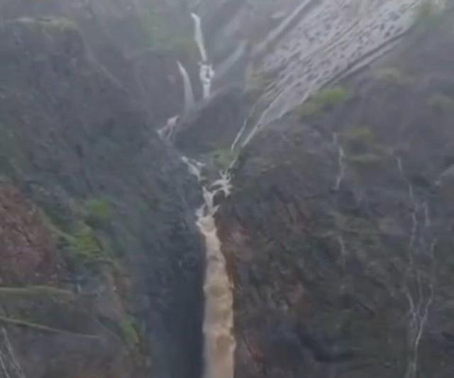 تصاویر شگفتانگیز از بارشهای اخیر و جاری شدن آب از دل کوهها