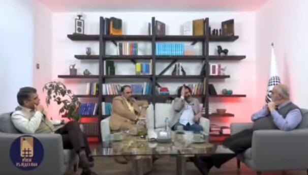 ببینید | افشاگری حسام الدین آشنا: برخی می‌خواستند با بالن در آسمان تهران، مردم را شنود کنند! / من مسئولی را دیدم که توانایی خواندن پیامک نداشت!