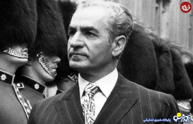 تصویری محمدرضا پهلوی در حال اعطای نشان افتخار به امامعلی حبیبی