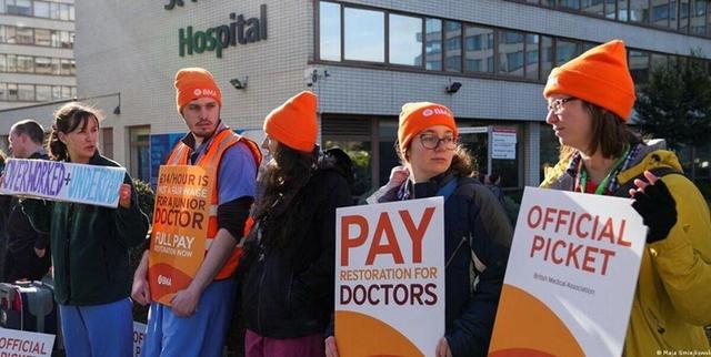 اقتصاد انگلیس بر خلاف پیشبینیها بازهم کوچک شد