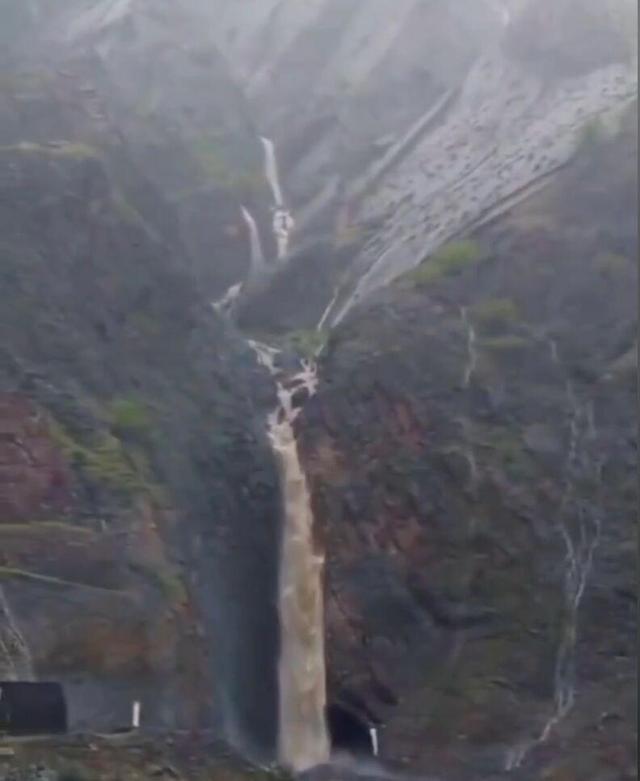 تصاویر شگفت‌انگیز از جاری شدن رودخانه سزار از دل کوه‌های لرستان