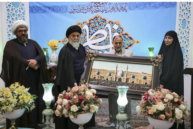 همسر زندانی ایرانی در عراق از سوی تولیت مسجد جمکران تجلیل شد