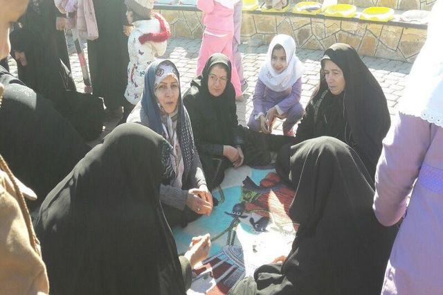 فیلم| دورهمی دانشآموزان دبستان فیروزآباد کجور در کنار مادربزرگهای روستا