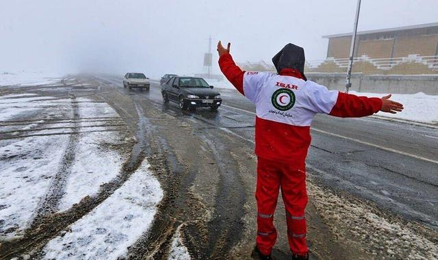 تداوم عملیات هلال‌احمر در ۱۸ استان/ رهاسازی بیش از هزار خودرو از برف و کولاک