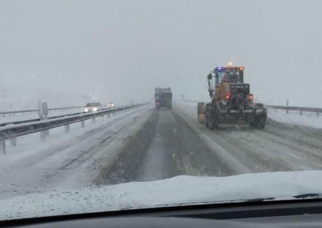 اجرای عملیات گسترده برفروبی و ریزشبرداری در محورهای خوزستان