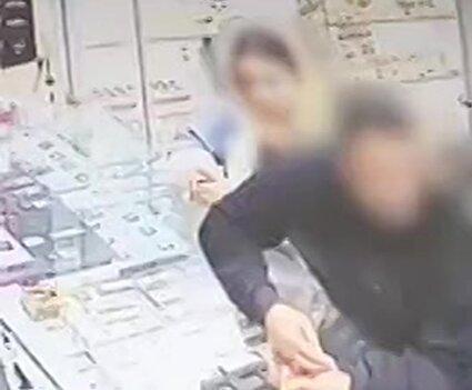 ببینید / فیلم لحظه سرقت از طلا فروشی توسط زن و مرد جوان در بیرجند