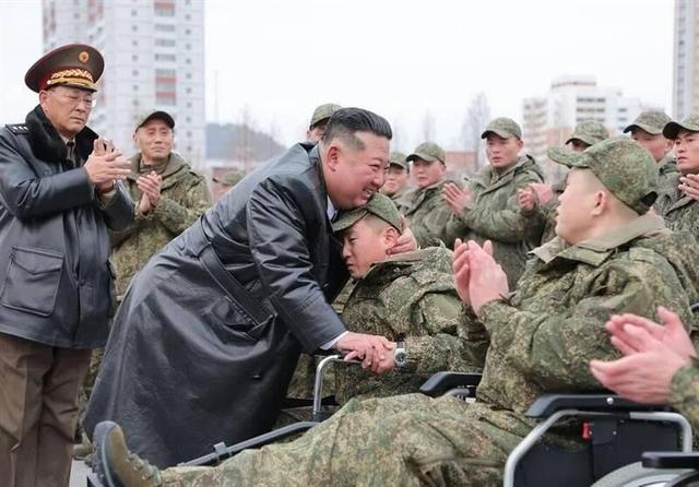 تقدیر کیم جونگ اون از سربازان مجروح جنگ اوکراین