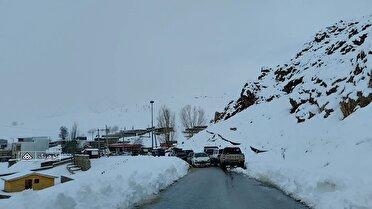 ورود گردشگران به کوهرنگ با بارش برف
