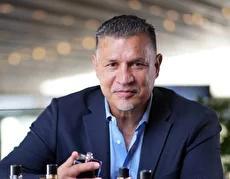 بازدید اسطوره فوتبال ایران از قلعه قاجاری شفیع‌آباد کرمان (فیلم)