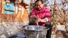 غذای روستایی؛ کباب کردن ۲۰ ماهی به روش سنتی در روستا (فیلم)