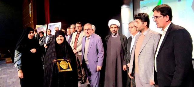 از خانواده شهید دانشجو برزو فروتنی در قالب طرح«یادیار» تجلیل شد