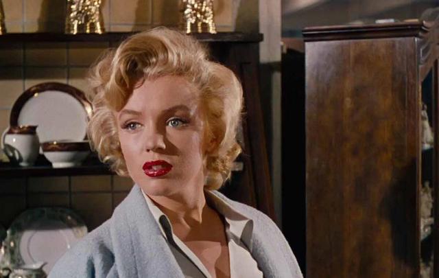 عکس/ مرلین مونرو ۲۰ ساله در حال نوشیدن قهوه در کالیفرنیا؛ سال ۱۳۲۴