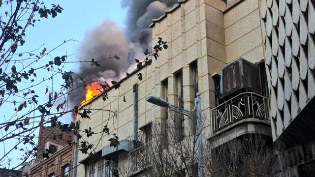 ببینید | آتشسوزی گسترده در سینمای متروکه مهار شد