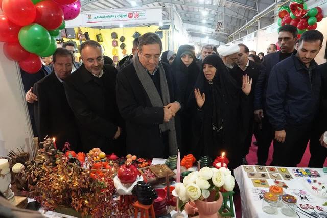 رضا رحمانی از نمایشگاه شب یلدا در پارک جنگلی ارومیه بازدید کرد