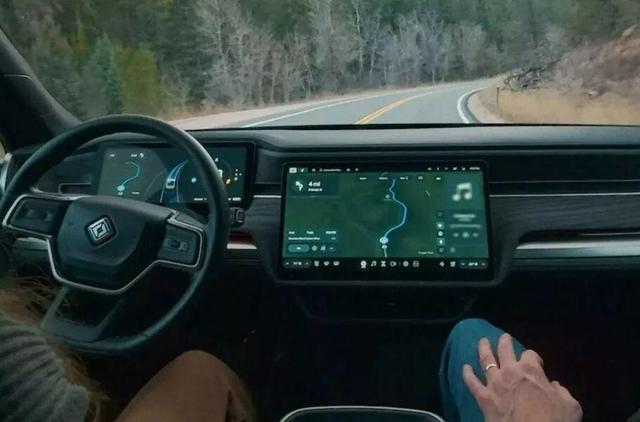 ریویان رانندگی خودران کامل را با پرداخت ماهی ۵۰ دلار ارائه میدهد