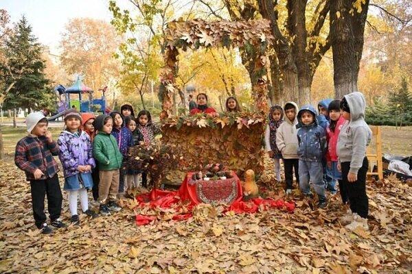 اجرای گذر پاییزی در بوستانهای بزرگ منطقه یک با فرش برگها