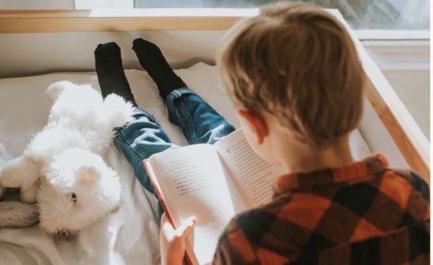 چگونه برای کودکی که کتابخوان نیست کتاب بخریم؟