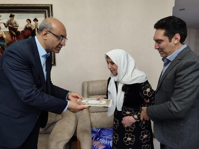 دیدار استاندار کرمانشاه با جانباز ۷۰ درصد علیرضا نویدی و خانواده شهید فارس نظری