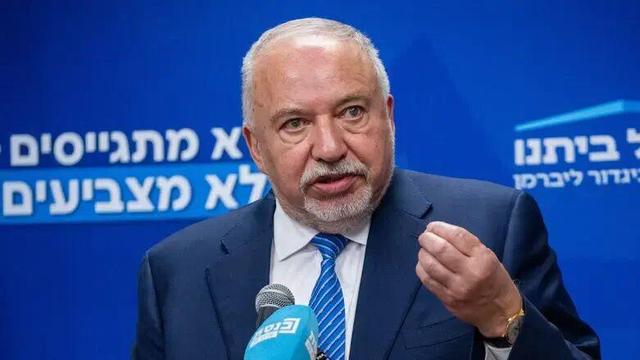 لیبرمن: نتانیاهو با سرقت بودجه نظامی آن را به حریدی‌های فراری از وظیفه عمومی می‌دهد