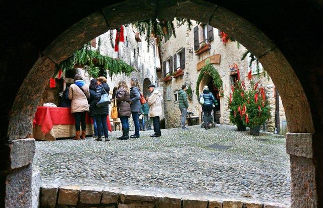 روستای محل سکونت سلبریتیهای ایتالیایی را ببینید