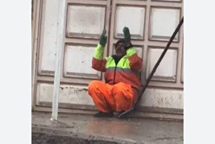 ببینید/ رفتگر دزفولی با ریزش باران دست به دعا برداشت