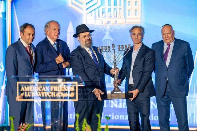 قدردانی فرقه صهیونی مرموز از غول فناوری ارتباطی آمریکا/ صهیونیستها بابت جاسوسی از شهروندان آمریکایی دستخوش می دهند+عکس