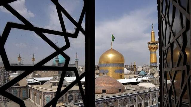 گرمای محبت امام مهربانیها بر تن دانشآموزان نیازمند